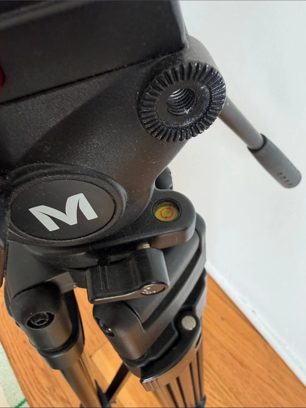 Magnus VT-4000 Tripod System with Fluid Head